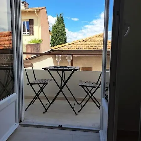 Apartman 2 Pieces Avec Terrasse A 5 Minutes De La N5